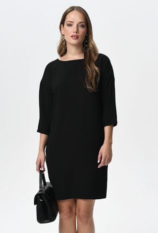 Czarna sukienka o prostym kroju