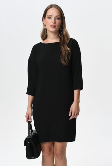 Czarna sukienka o prostym kroju