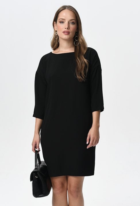 Czarna sukienka o prostym kroju