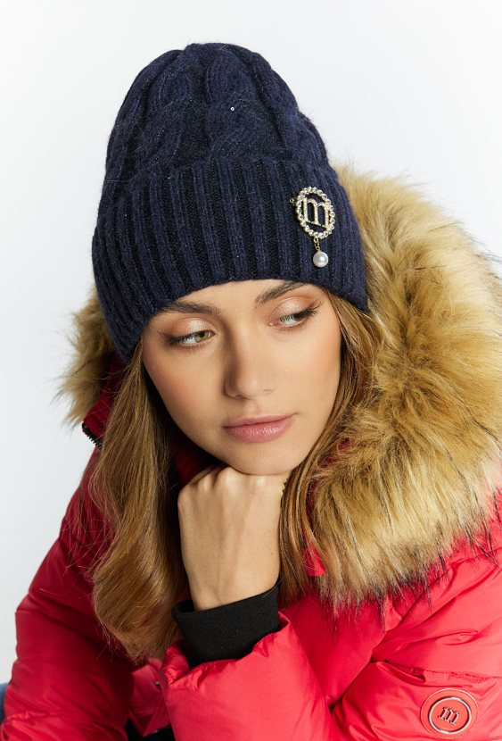 Czapka damska z biżuteryjnym logo