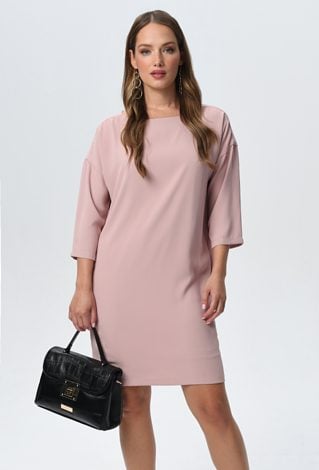 Różowa sukienka o prostym kroju