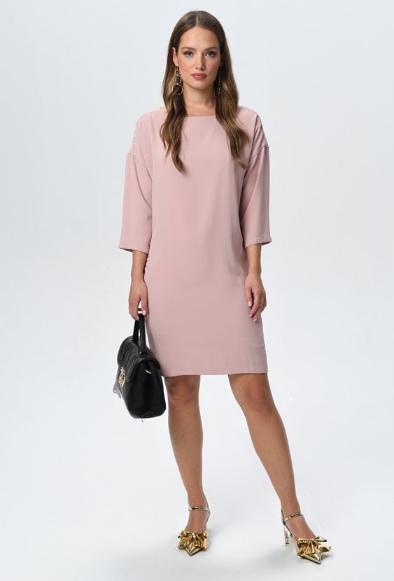Różowa sukienka o prostym kroju