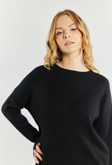 Sweter damski z zawieszkami