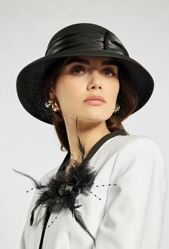 Czarny kapelusz z kokardą