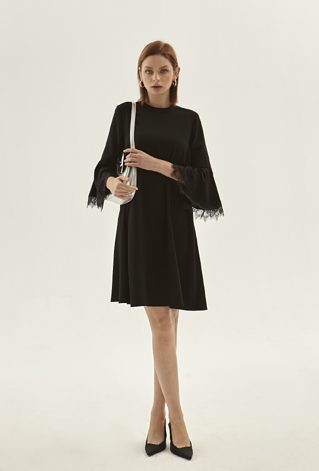 Sukienka z rozszerzanym rękawem