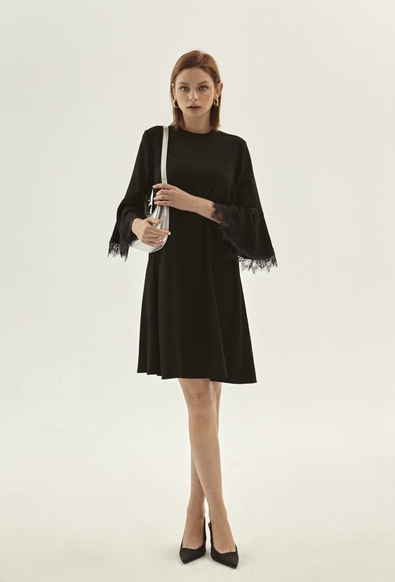 Sukienka z rozszerzanym rękawem