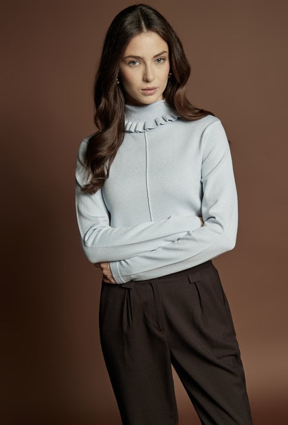 Sweter z ozdobnym golfem