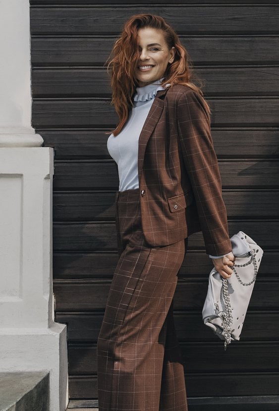 Sweter z ozdobnym golfem