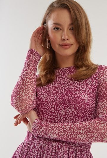 Różowa sukienka z mesh'owej tkaniny