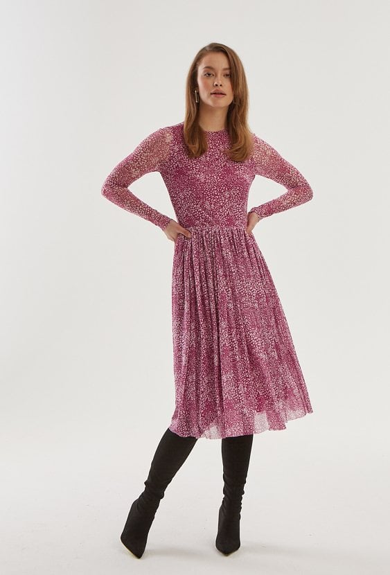 Różowa sukienka z mesh'owej tkaniny