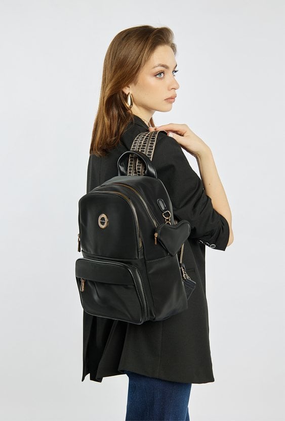 Damski plecak z regulowanymi paskami