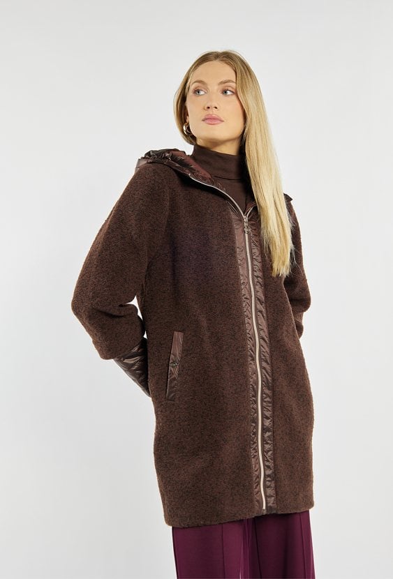 Stylowy płaszcz z łączonych materiałów