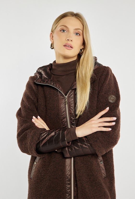 Stylowy płaszcz z łączonych materiałów