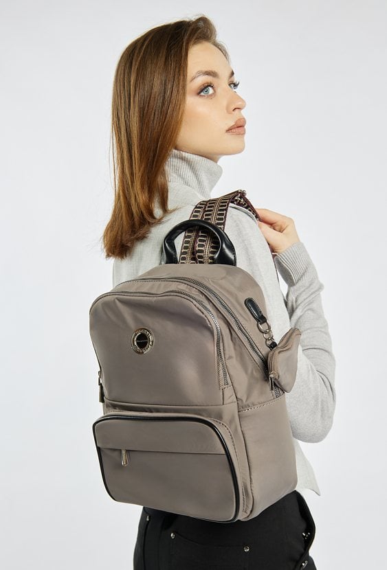 Damski plecak z regulowanymi paskami