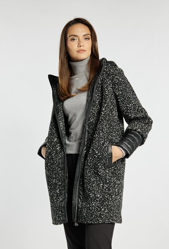 Stylowy płaszcz z łączonych materiałów