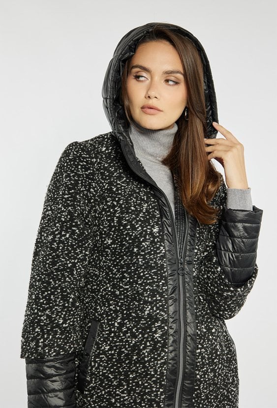 Stylowy płaszcz z łączonych materiałów