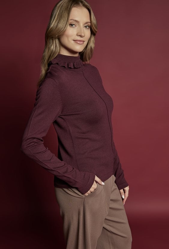 Sweter z ozdobnym golfem
