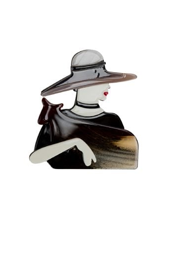Broszka przedstawiająca elegancką kobietę