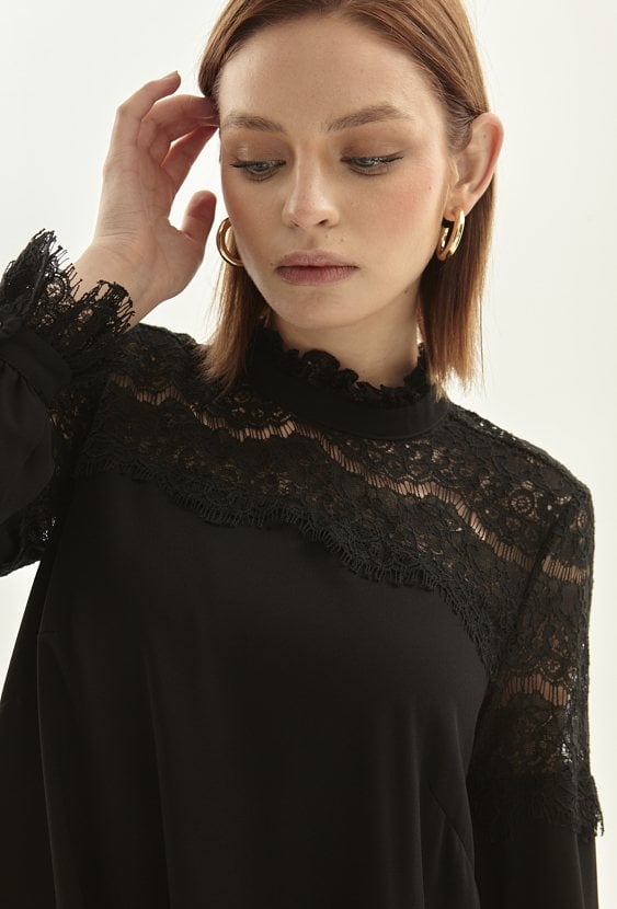 Czarna sukienka z koronkowym panelem