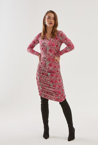 Dopasowana różowa sukienka w kwiatki