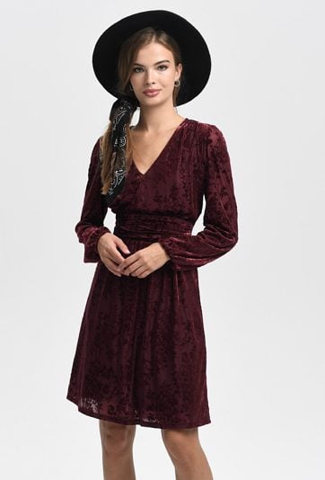 Bordowa sukienka z welurową aplikację