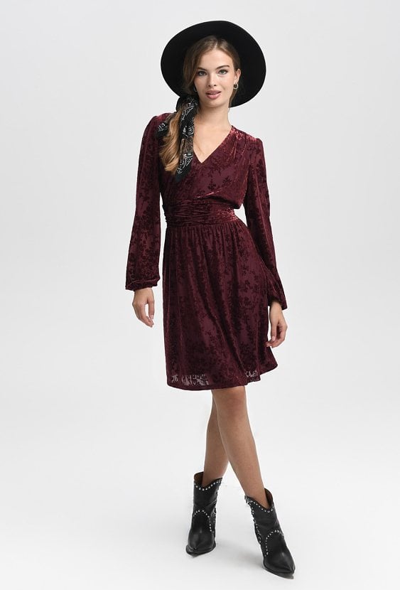 Bordowa sukienka z welurową aplikację