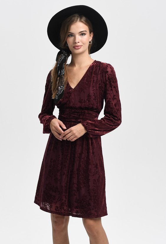 Bordowa sukienka z welurową aplikację