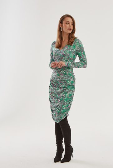 Dopasowana zielona sukienka w kwiatki