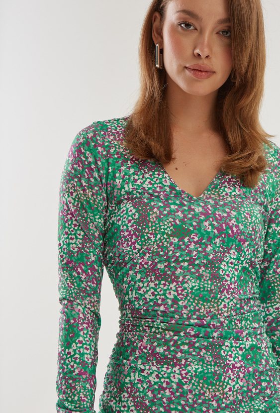 Dopasowana zielona sukienka w kwiatki