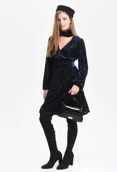 Granatowa sukienka z welurową aplikację