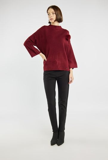 Sweter z pomponem