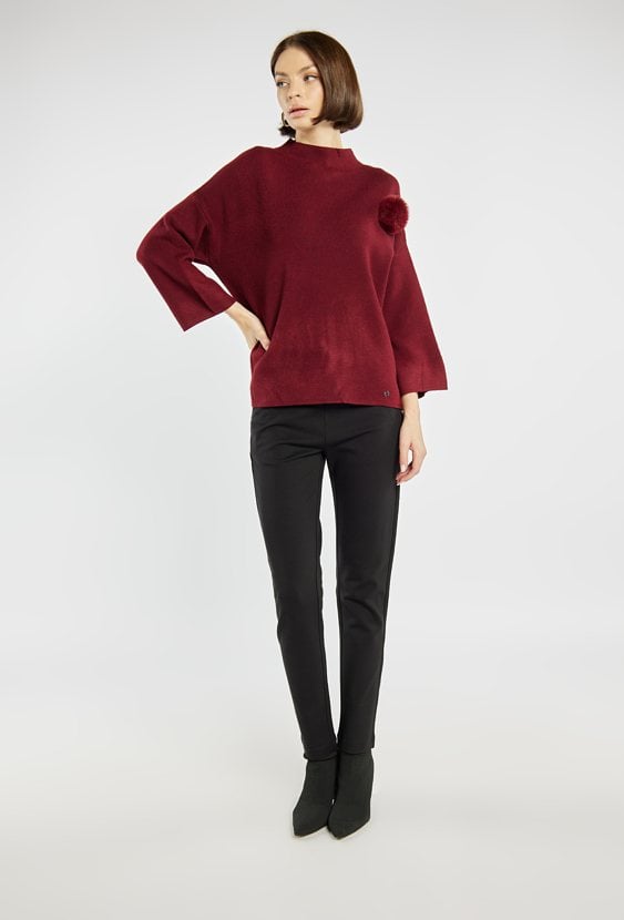 Sweter z pomponem