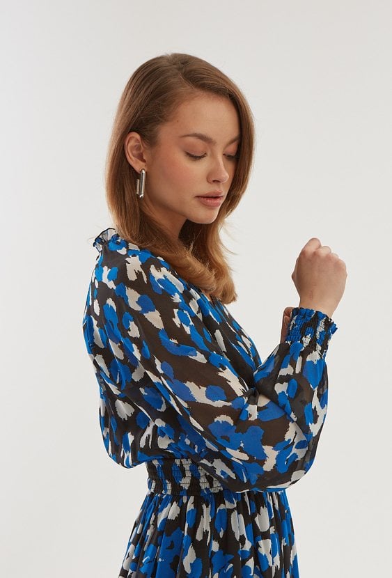 Sukienka ze zwiewnej tkaniny