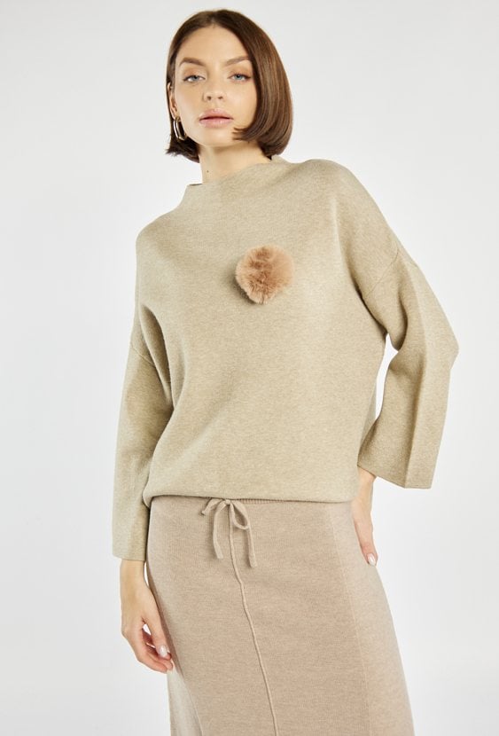 Sweter z pomponem