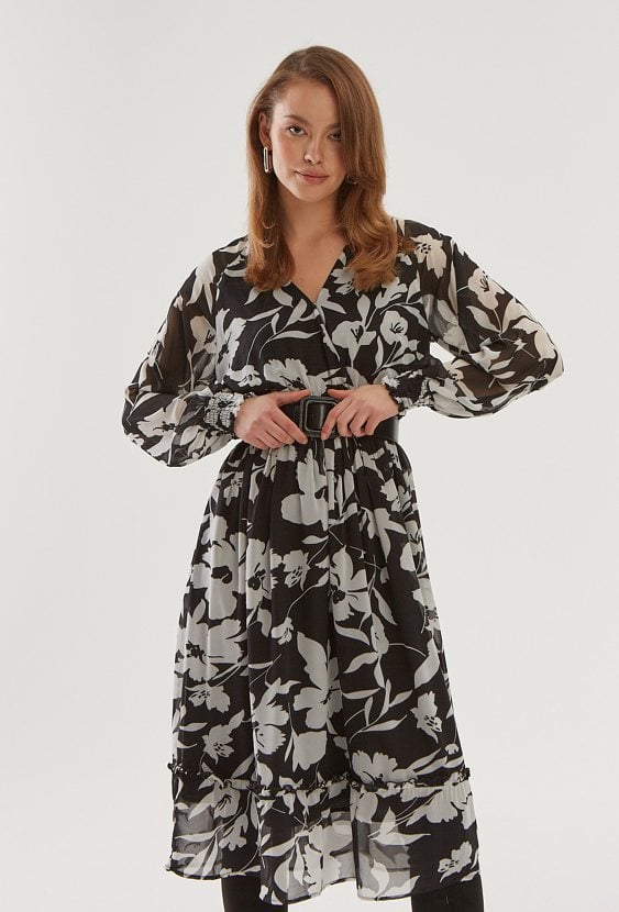 Sukienka ze zwiewnej tkaniny w kwiaty