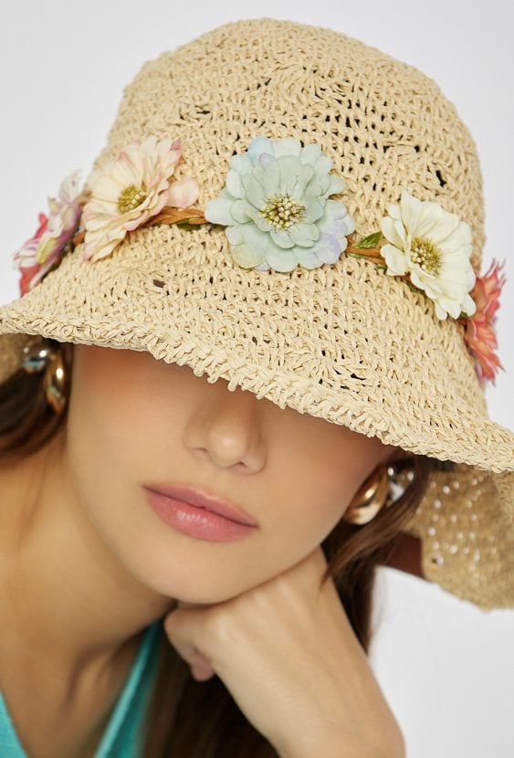 Kapelusz z kwiatami