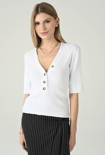 Biały sweter z ozdobnymi guzikami