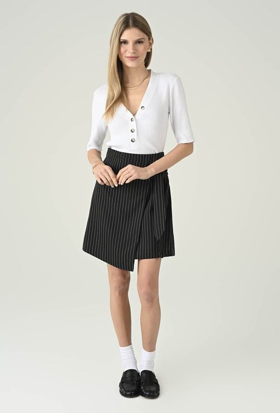 Biały sweter z ozdobnymi guzikami