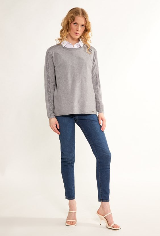 Sweter damski z połyskującą nicią