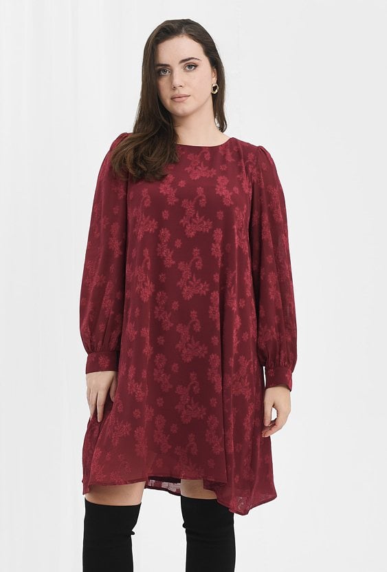 Sukienka w haftowane kwiaty