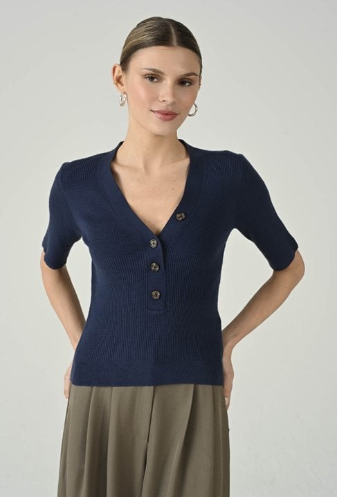 Biały sweter z ozdobnymi guzikami