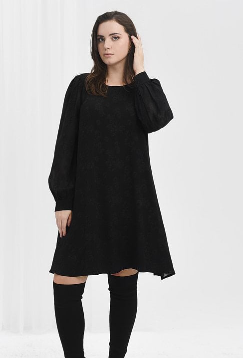 Sukienka w haftowane kwiaty