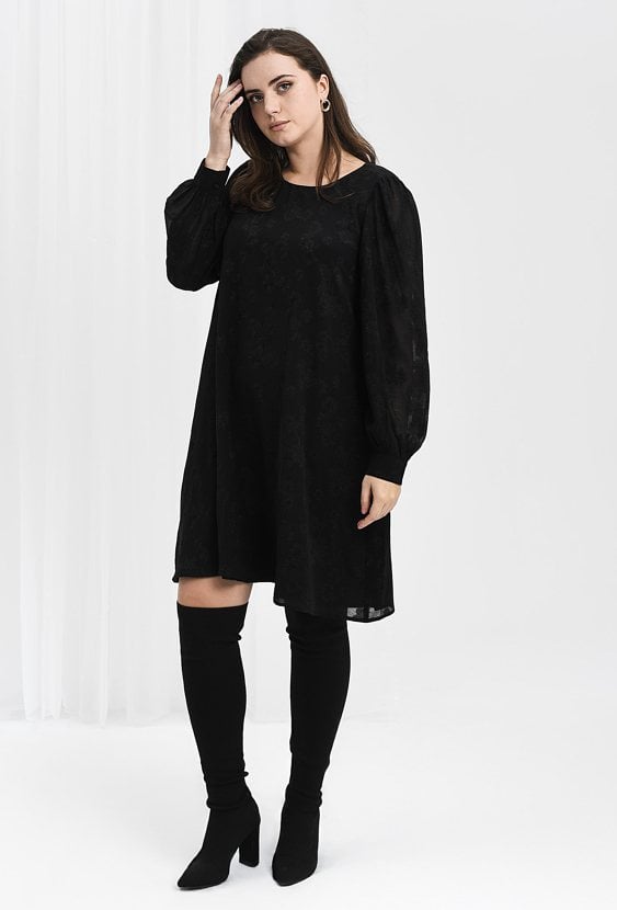 Sukienka w haftowane kwiaty