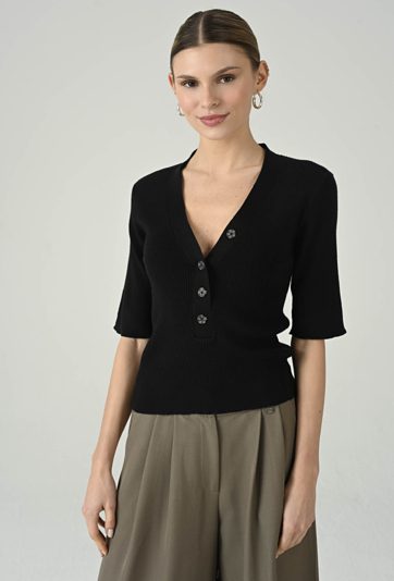 Czarny sweter z ozdobnymi guzikami