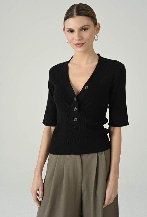 Biały sweter z ozdobnymi guzikami