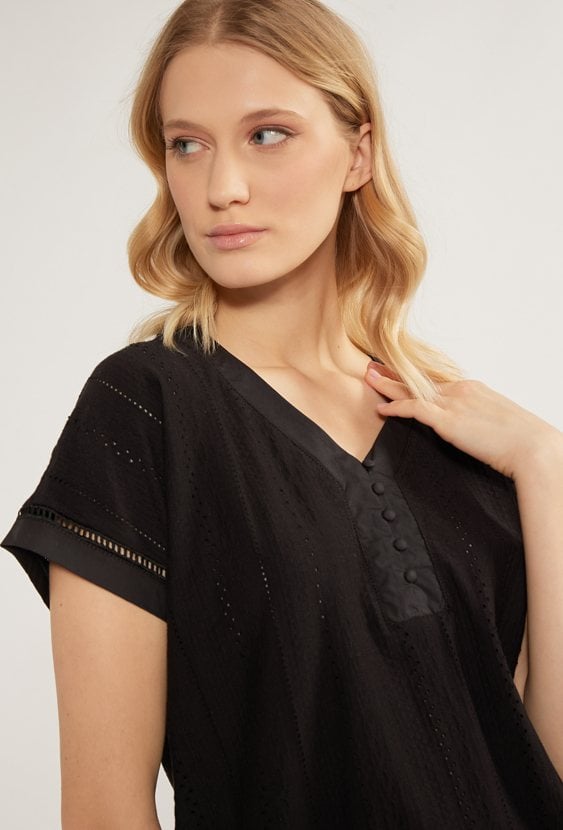 Ażurowa bluzka z ozdobnym dekoltem