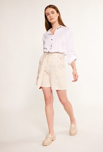 Szorty w grochy z wiskozy oraz lnu