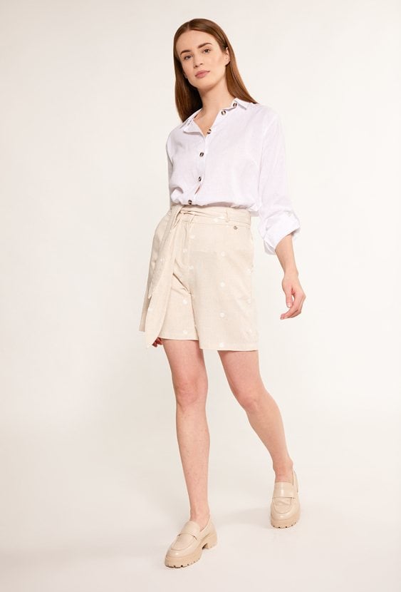 Szorty w grochy z wiskozy oraz lnu