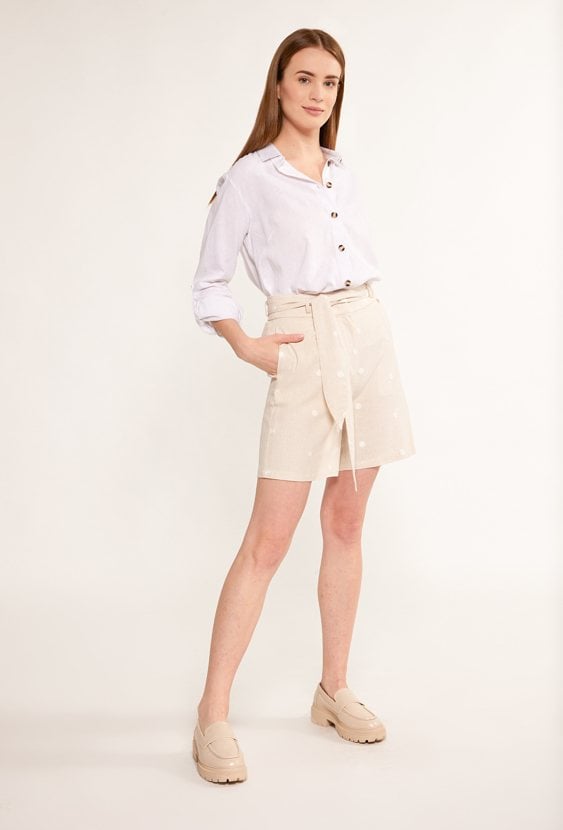 Szorty w grochy z wiskozy oraz lnu