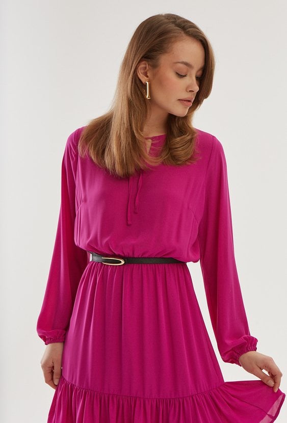 Różowa sukienka ze zwiewnej tkaniny